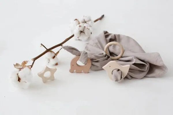 NoniKids Berlin NoniKids Berlin Schnuffeltuch Musselin Holz Greifling 10 Farben Bio Baumwolle, Taupe, – Produktbild 1 von 4