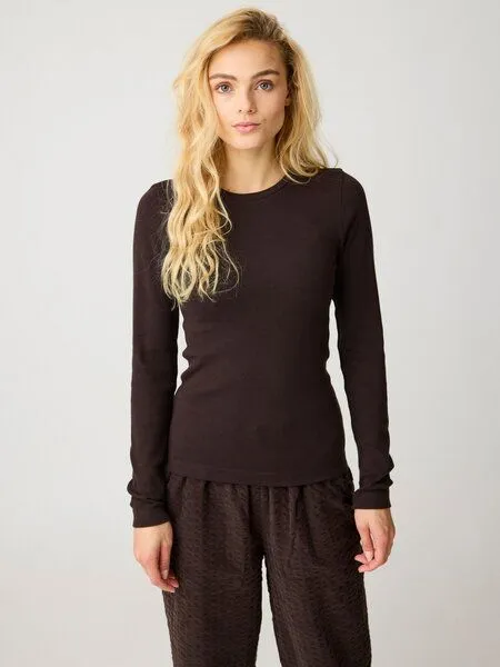 KnowledgeCotton Apparel KnowledgeCotton Apparel Langarmshirt - Rib Scoop neck long sleeved - aus Bio-Baumwolle, Braun (chocolate-torte), – Produktbild 2 von 3