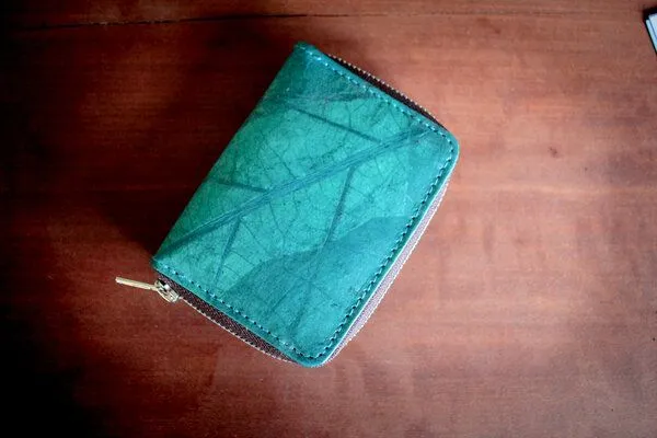BY COPALA BY COPALA Nachhaltiges Portemonnaie aus recycelten Blättern in türkis mit Zipper – vegan & umweltfreundlich – Produktbild 3 von 4