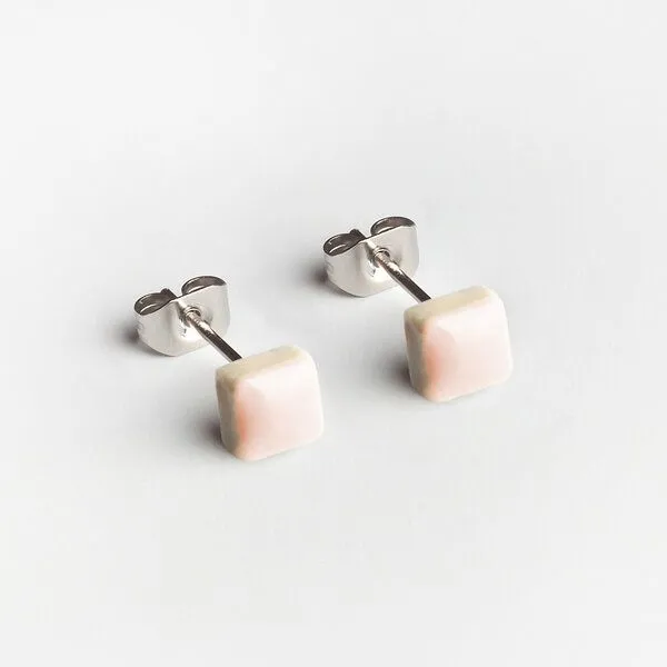 ALEXASCHA ALEXASCHA Minimalistische Keramik Ohrstecker, mini | PUREFORM, Rosa, – Produktbild 2 von 4