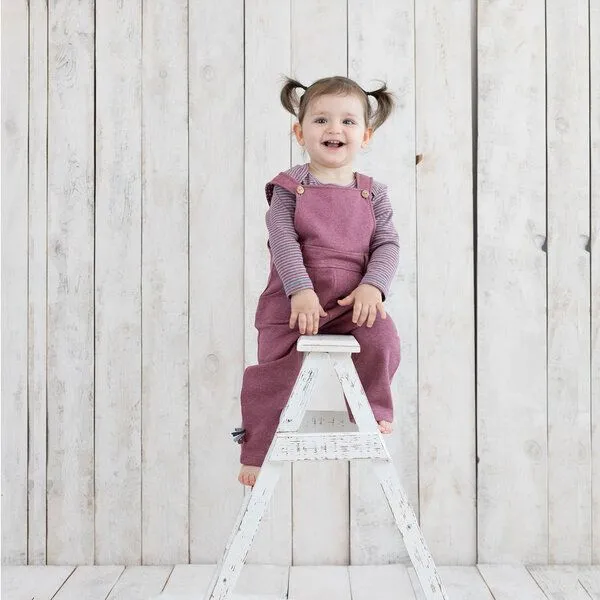 OrganicEra Baby-Latzhose Unisex 'OrganicEra' aus Bio-Baumwolle, Bordeaux melange (rot), – Produktbild 2 von 3