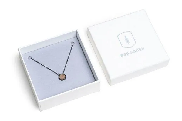BeWooden BeWooden Kette mit Anhänger in Hexagon Form mit Holzdetail, Apis nox, – Produktbild 3 von 4