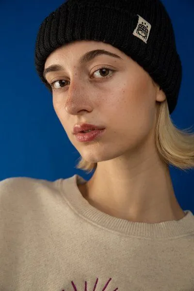Kiwistories Strickmütze Slim Fit anliegend aus Merino-Wolle Unisex, Schwarz, – Produktbild 3 von 4