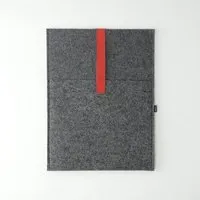 matilda k manufaktur matilda k. manufaktur Minimalistische Laptophülle aus Wollfilz 'max' mit Einsteckfach | für MacBook |Air| Pro 13|14|15|16 Zoll, Dunkelgrau-rot, – Produktbild 1 von 1