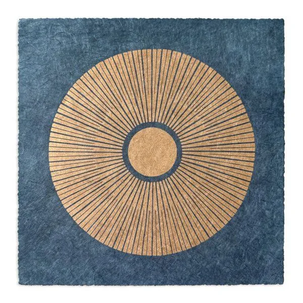 Veskor Cassiopeia Veskor Cassiopeia CENTRAL SUN Sonnen Linoldruck | 22 × 22 cm | Kupfer auf Indigoblau – Produktbild 1 von 4