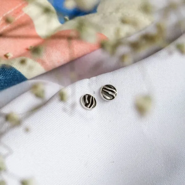 pakilia pakilia Ohrringe Silber Wellen rund Ohrstecker handmade sustainable Fair-Trade – Produktbild 2 von 2