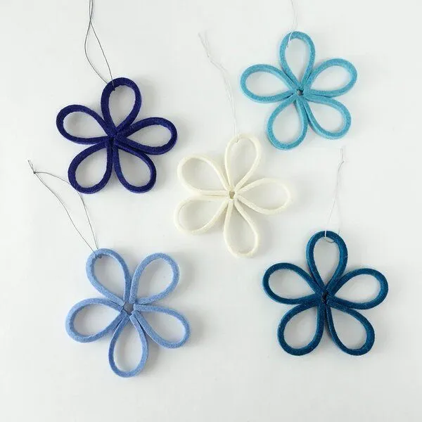 matilda k. manufaktur matilda k. manufaktur minimalistische zarte Filzblüten 'flora' – zeitlose Dekoration in vielen wunderschönen Farben, Blautöne | wollweiss, – Produktbild 1 von 4