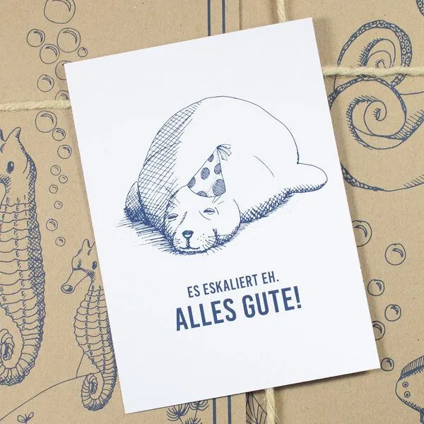 Bow & Hummingbird Bow & Hummingbird Maritime Postkarte "Es eskaliert eh - Seehund" aus Recyclingpapier – Produktbild 1 von 3