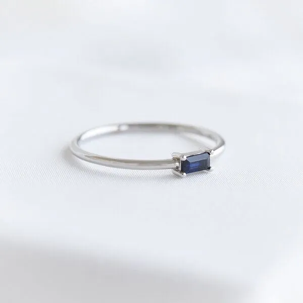 Eppi Eppi Ring mit Saphir im minimalistischen Design Koos, Weiss, – Produktbild 2 von 4