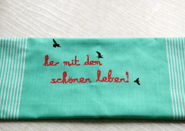 Hirschkind Hirschkind Handgewebtes Fair-Trade-Bio-Geschirrtuch "her mit dem schönen leben!" türkis – Produktbild 3 von 3