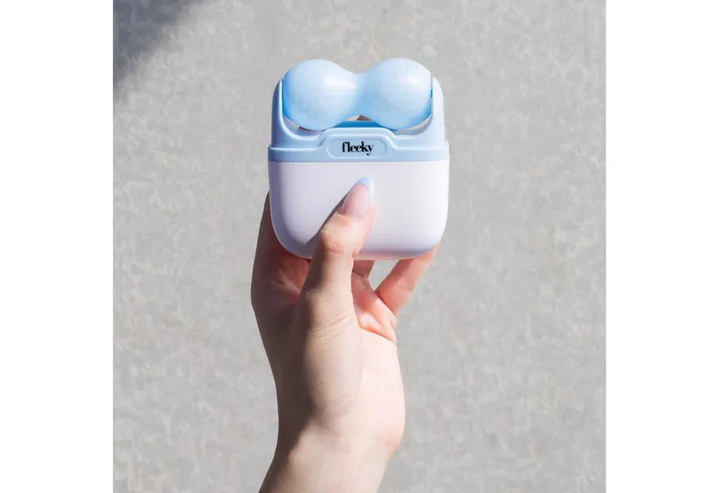 fleeky Gesichtsmassagegerät Ice Roller – kühlend & straffend für unterwegs, 1-tlg., Bei Augenringen, müder Haut & Stress – vegan & tierversuchsfrei – Produktbild 3 von 4