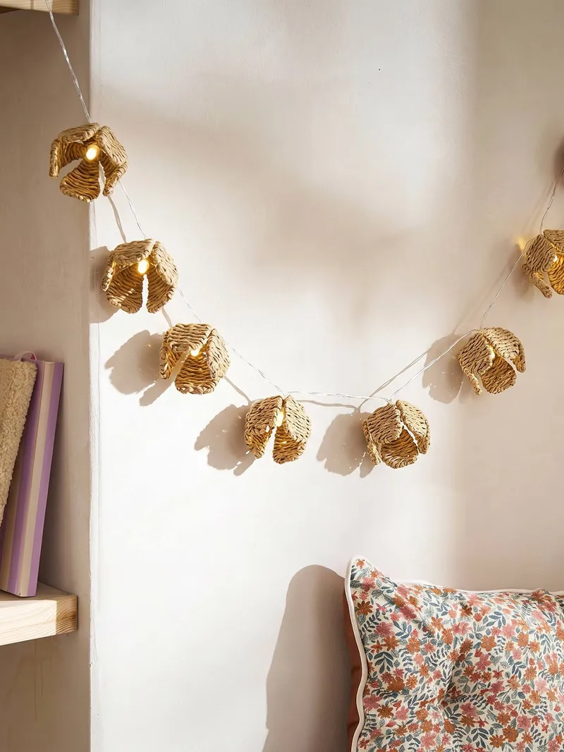 Vertbaudet Lichterkette mit Rattan-Blumen Kinderzimmer, Beige, – Produktbild 1 von 3