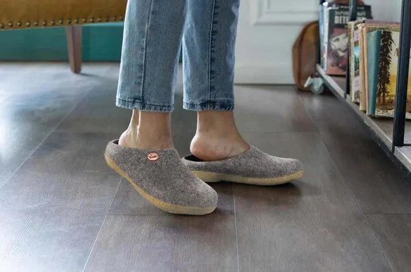 WoolFit WoolFit Filzpantoffeln „Classic“ mit Naturgummisohle mit weichen Filzeinlagen, Hellgrau, – Produktbild 3 von 4