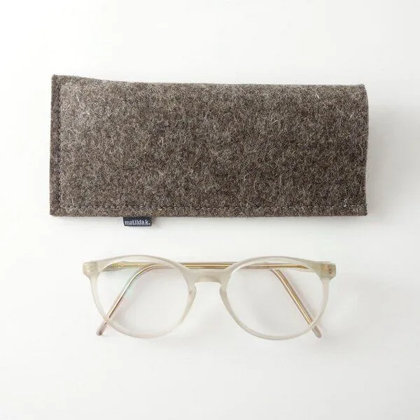 matilda k. manufaktur matilda k. manufaktur Brillenetui aus Wollfilz zum Einstecken in verschiedenen Farben 'justus', Braun, – Produktbild 1 von 4
