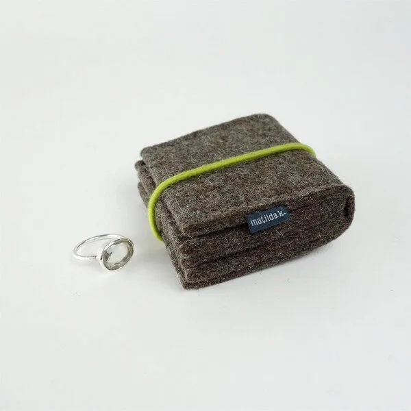 matilda k. manufaktur matilda k. manufaktur Schmuckaufbewahrung 'schmucknest' klein aus Wollfilz 'margarete' mit Rundgummi-Verschluß in vielen Farben, Braun, – Produktbild 6 von 8