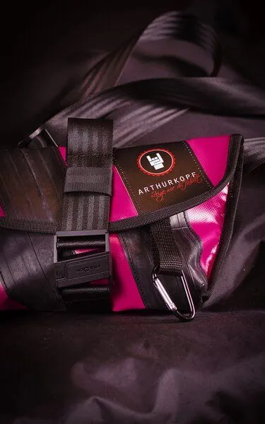 ARTHURKOPF ARTHURKOPF Upcycling Umhängetasche/Gürteltasche mit Fahrradschlauch, Rosa, – Produktbild 1 von 4
