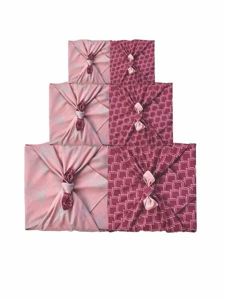 FabRap Gift Wrap FabRap Gift Wrap Wiederverwendbare Geschenkverpackung Furoshiki Set mit drei Größen (doppelseitig), Blush whales & maroon ogives, – Produktbild 2 von 4