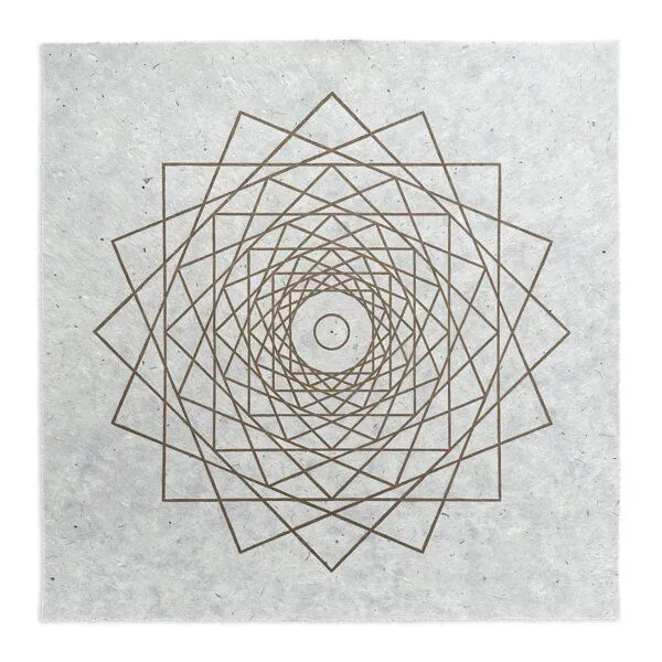 Veskor Cassiopeia Veskor Cassiopeia WHIRLING SQUARES Heilige Geometrie Linoldruck | 40 x 40 cm | Gold auf Naturweiß – Produktbild 1 von 4