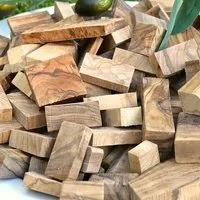 Olivenholz erleben Olivenholz erleben Chunks zum Smoken (1 kg) aus Olivenholz – Produktbild 1 von 1
