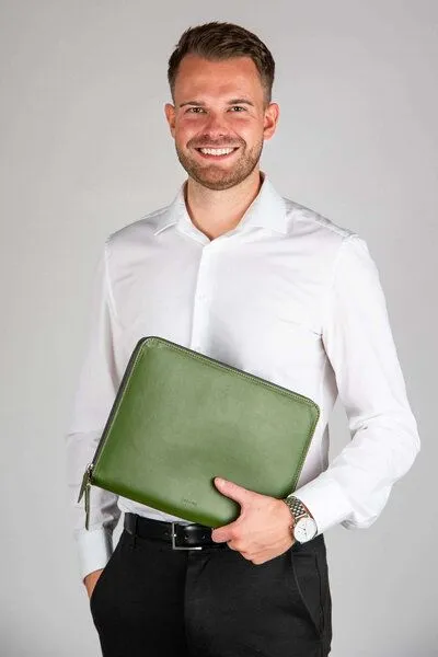 GREVIRO GREVIRO Tablet Tasche aus Kaktusleder (vegan) - für iPad, Surface & Galaxy Modelle, Camel braun, – Produktbild 2 von 4