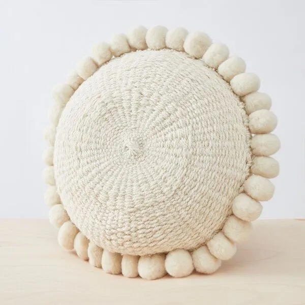 By Native By Native Rundes Pom Pom Kissen "Salta", 100% Schurwolle, mulesingfrei – Produktbild 4 von 4