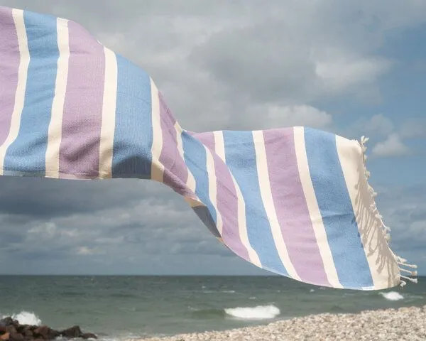 Yolunda Yolunda Hamamtuch, Strandtuch Dalya Bio-Baumwolle zweifarbig gestreift, Sky over lavender (blau/lila), – Produktbild 1 von 4