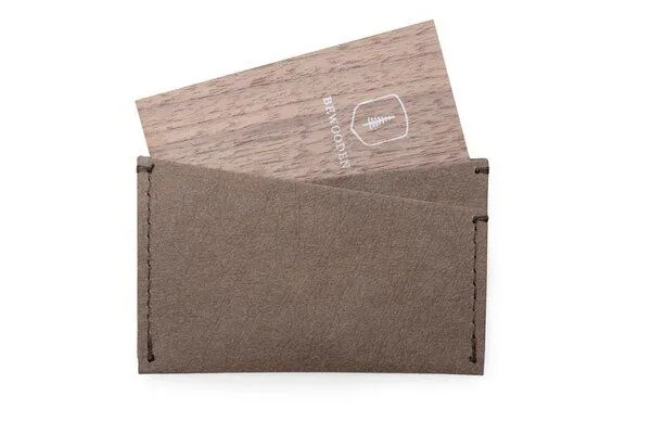 BeWooden BeWooden Veganer Kartenhalter aus Öko-Waschpapier - 2 Farbvarianten, Braun, – Produktbild 4 von 4