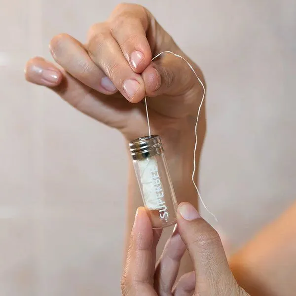 SuperBee SuperBee Dentos Candelillawachs Zahnseide – Umweltfreundliche, vegane Zahnseide im Set mit nachfüllbarem Glasbehälter – Produktbild 2 von 3