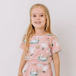 Walkiddy Kinder T-Shirt Bio-Baumwolle GOTS Swans in Spring von Walkiddy, weiches Kurzarmshirt mit Schwanenprint, nachhaltig, hautfreundlich, ideal für empfindliche Kinderhaut und täglichen Komfort – Produktbild 1 von 1