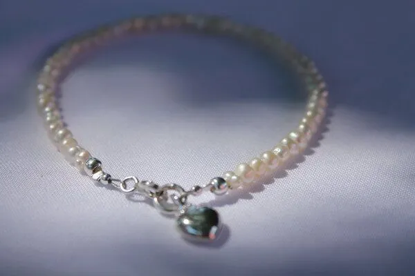 pakilia pakilia Silber Perlenarmband Perlen mit Herz-anhänger Fair-Trade und handmade – Produktbild 2 von 2