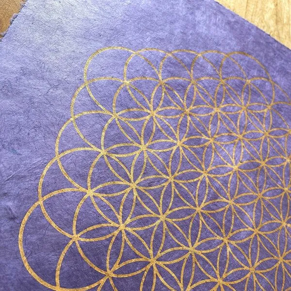 Veskor Cassiopeia Veskor Cassiopeia BLUME DES LEBENS Heilige Geometrie Linoldruck | 35 × 35 cm | Gold auf Lila – Produktbild 2 von 4