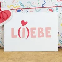 Bow & Hummingbird Bow & Hummingbird Postkarte "L(i)ebe" aus Recyclingpapier – Produktbild 1 von 1