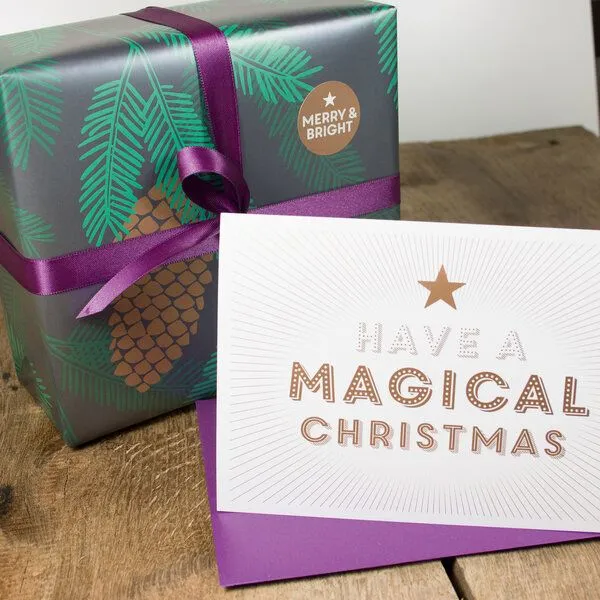 Bow & Hummingbird Bow & Hummingbird Grußkarte Magical Christmas, Brombeer-farbener umschlag, – Produktbild 4 von 4