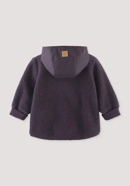 hessnatur hessnatur Wollfleece-Jacke mit Patch aus Bio-Merinowolle, Dunkle traube, – Produktbild 3 von 4