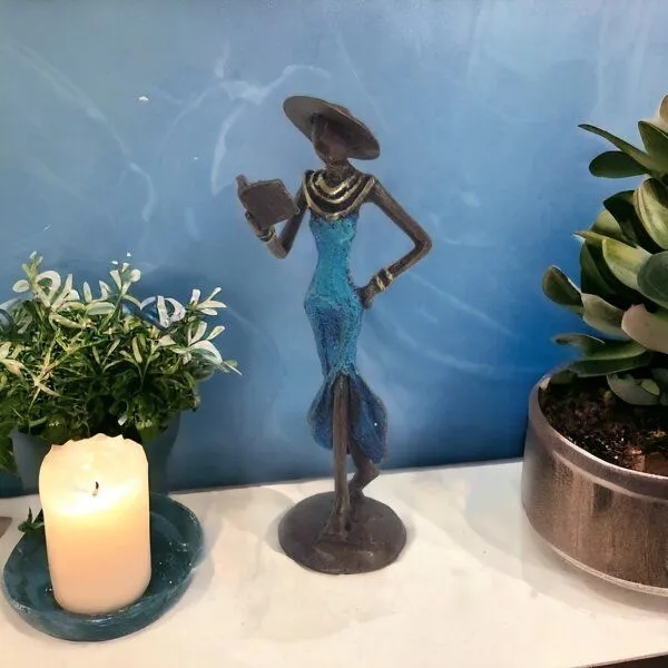 Moogoo Creative Africa Moogoo Creative Africa Bronze-Skulptur "Femme avec livre et chapeau" by Soré | verschiedene Größen und Farben, Türkis, – Produktbild 1 von 4