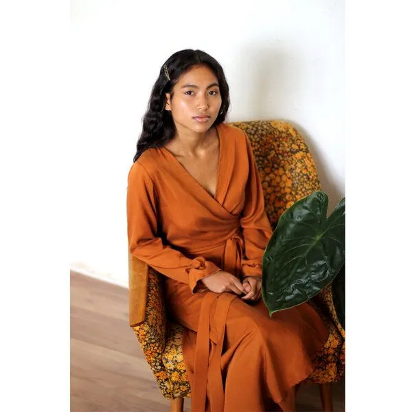 ManduTrap ManduTrap Langärmeliges Tencel Wickelkleid Falta in cognac oder schwarz, Braun, – Produktbild 4 von 4
