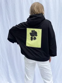 noemvri fashion label noemvri fashion label schwarzer Hoodie mit Rückenaufnäher – Produktbild 1 von 1