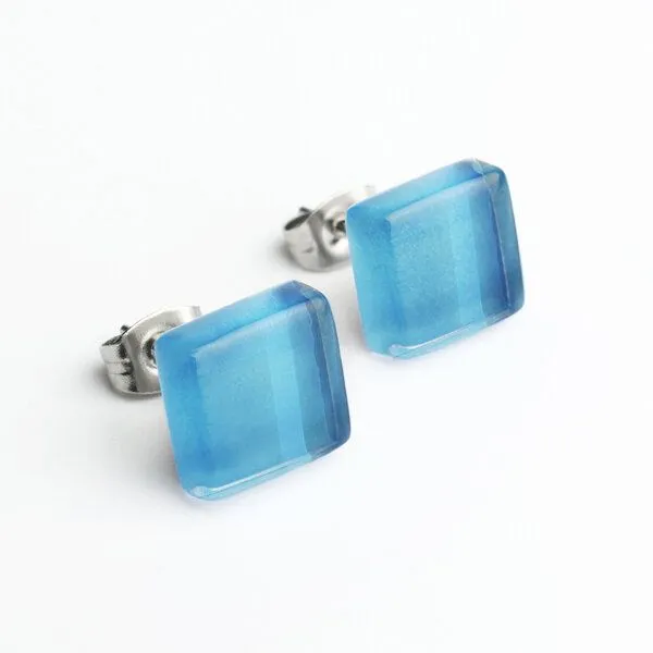 ALEXASCHA ALEXASCHA Minimalistische Ohrstecker, klein, aus Glas, Aquablau, – Produktbild 1 von 4