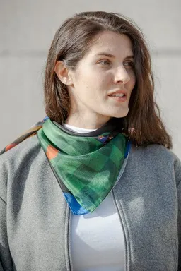 DEMANO DEMANO Seidenschal mit urbanem Design – Produktbild 1 von 1