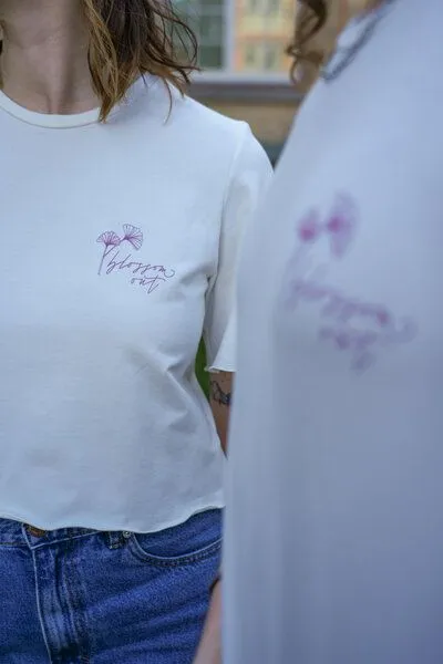 Vivien Joy Vivien Joy Florales Crop-Shirt mit Rückenausschnitt - Blossom Out T-Shirt, Weiß-flieder, – Produktbild 2 von 4