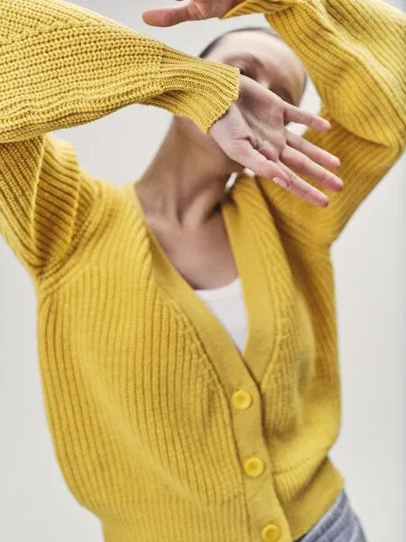 WOTE WOTE Strick Cardigan aus nachhaltiger Merino Wolle, Gelb, – Produktbild 2 von 3