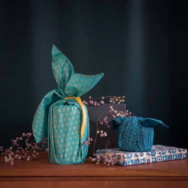 FabRap Gift Wrap FabRap Gift Wrap Wiederverwendbare Geschenkverpackung Furoshiki (einseitig), Maroon ogives (dunkelrot), – Produktbild 1 von 4