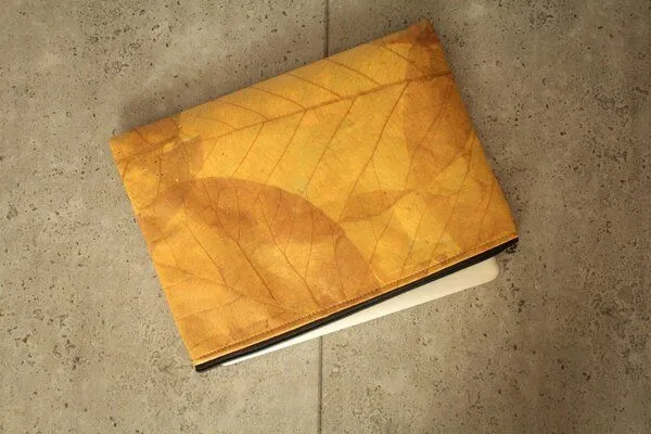 BY COPALA BY COPALA 15–16 Zoll Laptoptasche aus Teak-Blattleder in gelb – Produktbild 4 von 8