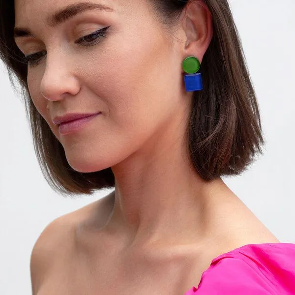 ALEXASCHA ALEXASCHA Geometrische Clip Ohrringe aus Glas | Bauhaus Design | 16 Farbkombinationen, Grün & blau, – Produktbild 2 von 4