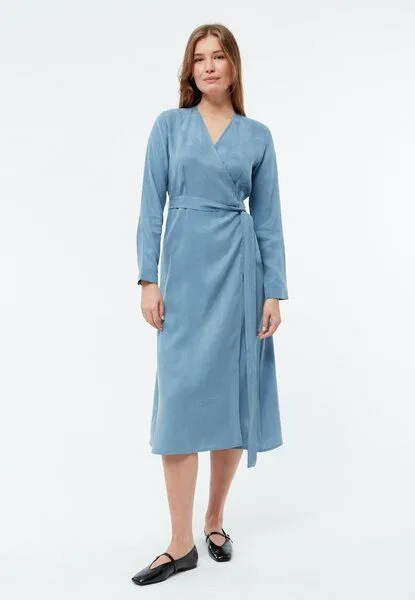 Givn Berlin Givn Berlin Wickelkleid GBVIRGINIA aus TENCEL mit Peach-Effekt, Cloudy blue, – Produktbild 2 von 4