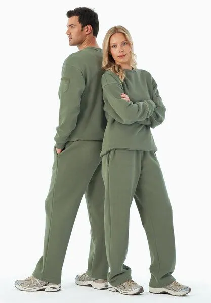 ORGANICATION ORGANICATION POLLEN | Essentials Travel Unisex Jogginghose aus Bio-Baumwolle & Recyceltem Polyester, Olive, – Produktbild 1 von 4