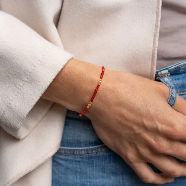 juni juni Rotes Perlenarmband "Soho" aus Würfel-Perlen mit verstellbarer Schiebeperle aus recyceltem Gold – Produktbild 2 von 2