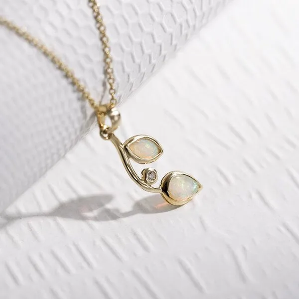 Eppi Eppi Opalanhänger in Blattform mit Diamanten Daria, Weiss, – Produktbild 1 von 3