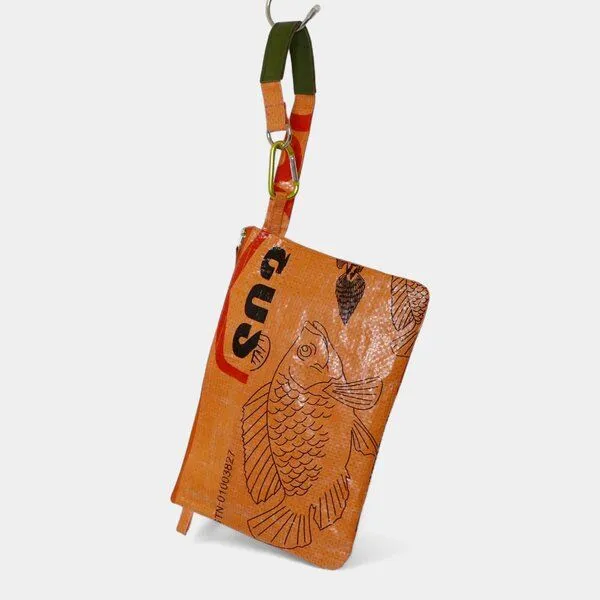 REFISHED fair fashion REFISHED fair fashion Tasche 'SOULMATE' - upcycelte Fischfuttersäcke, #fish orange-schwarz, – Produktbild 4 von 4
