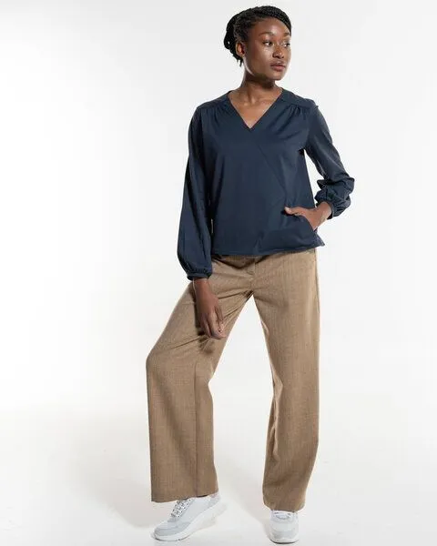 Alma & Lovis Alma & Lovis Feminine Bluse im Wickel-Look aus extra feiner Bio-Baumwolle | Wickelbluse, Captain blue (dunkelblau), – Produktbild 2 von 4